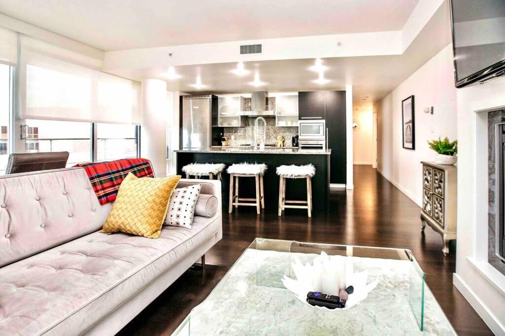 Victoria'S Best Location 2 Bedroom Luxe Condo ภายนอก รูปภาพ