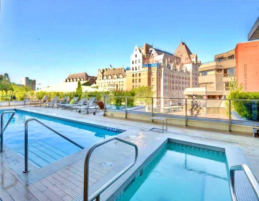 Victoria'S Best Location 2 Bedroom Luxe Condo ภายนอก รูปภาพ