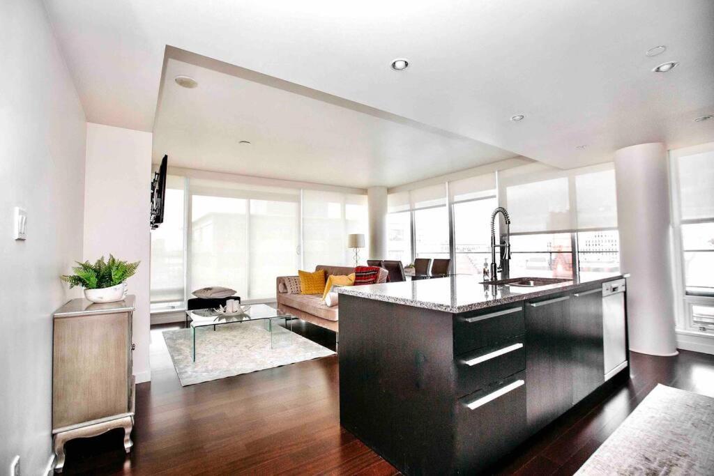 Victoria'S Best Location 2 Bedroom Luxe Condo ภายนอก รูปภาพ