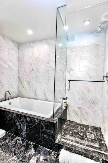 Victoria'S Best Location 2 Bedroom Luxe Condo ภายนอก รูปภาพ