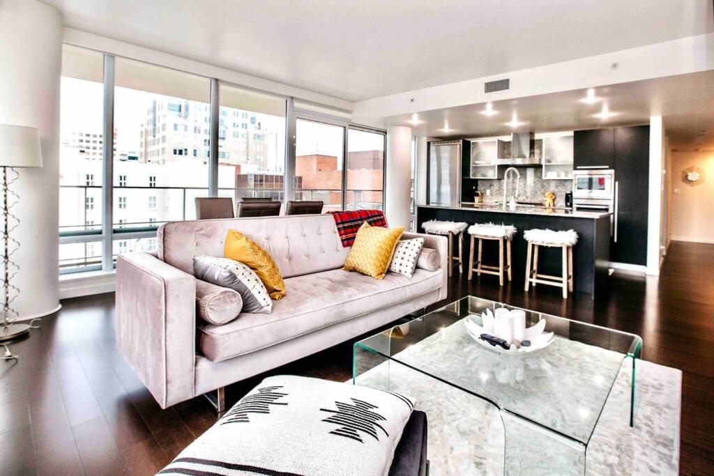 Victoria'S Best Location 2 Bedroom Luxe Condo ภายนอก รูปภาพ