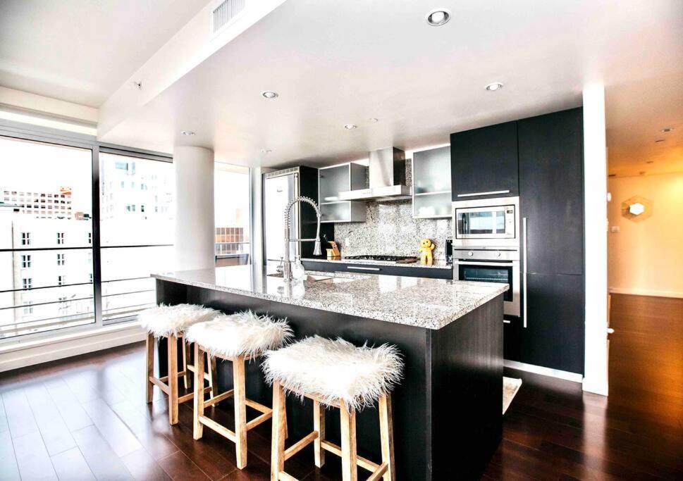 Victoria'S Best Location 2 Bedroom Luxe Condo ภายนอก รูปภาพ