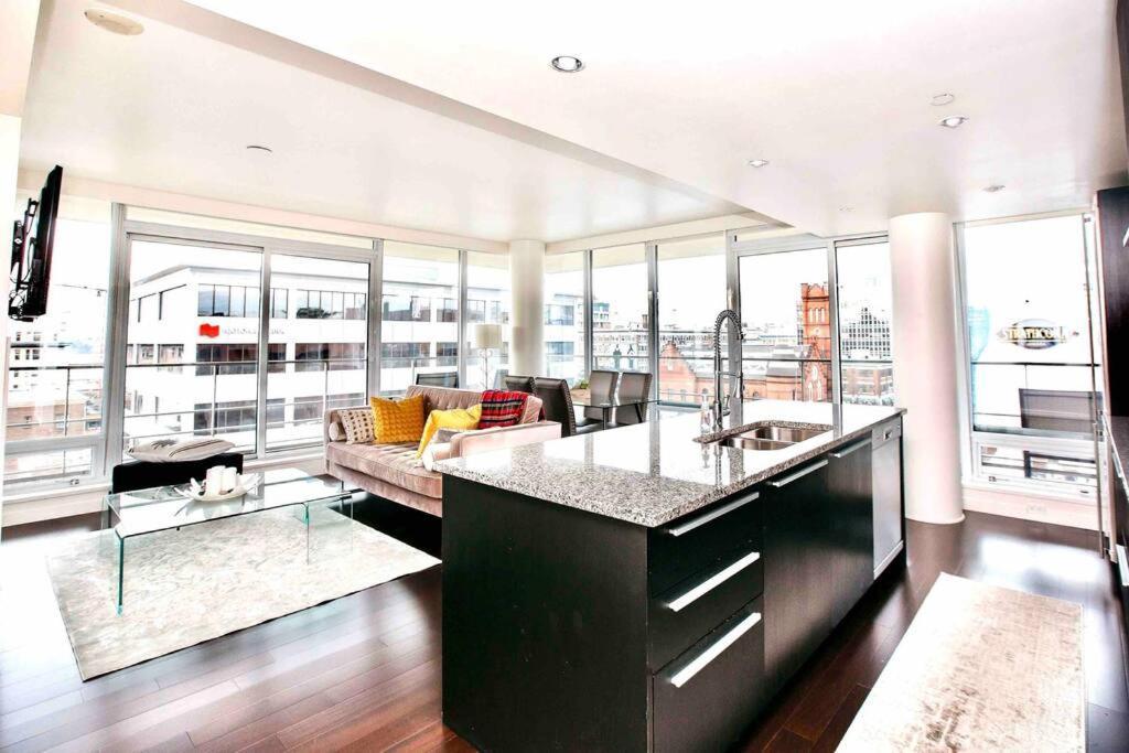Victoria'S Best Location 2 Bedroom Luxe Condo ภายนอก รูปภาพ