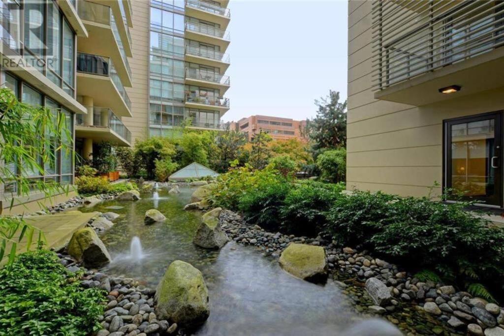 Victoria'S Best Location 2 Bedroom Luxe Condo ภายนอก รูปภาพ