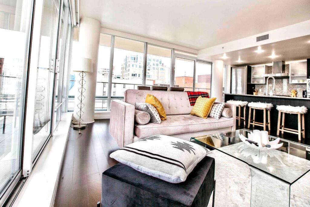 Victoria'S Best Location 2 Bedroom Luxe Condo ภายนอก รูปภาพ