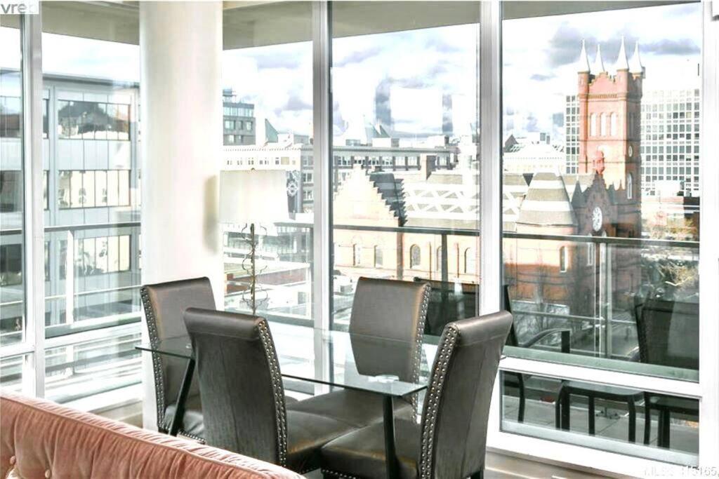 Victoria'S Best Location 2 Bedroom Luxe Condo ภายนอก รูปภาพ