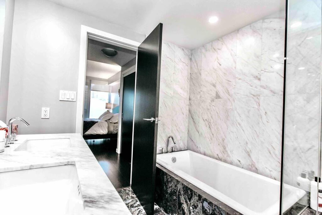 Victoria'S Best Location 2 Bedroom Luxe Condo ภายนอก รูปภาพ