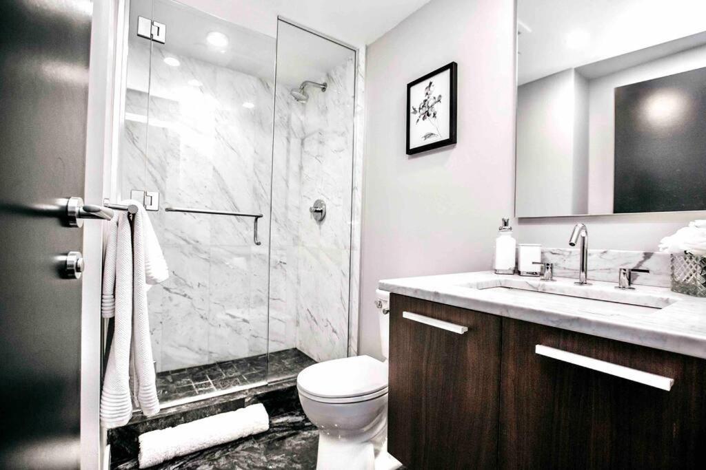 Victoria'S Best Location 2 Bedroom Luxe Condo ภายนอก รูปภาพ