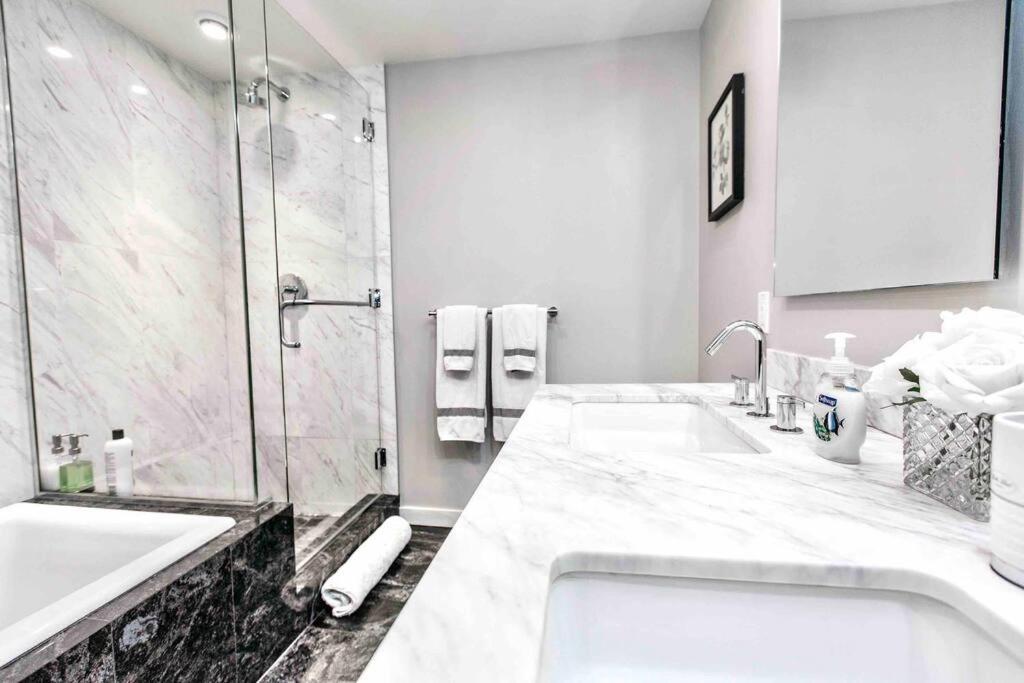 Victoria'S Best Location 2 Bedroom Luxe Condo ภายนอก รูปภาพ