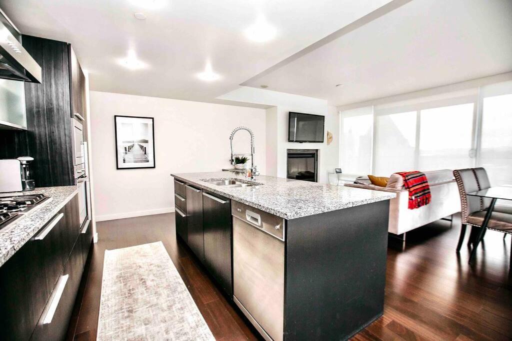 Victoria'S Best Location 2 Bedroom Luxe Condo ภายนอก รูปภาพ