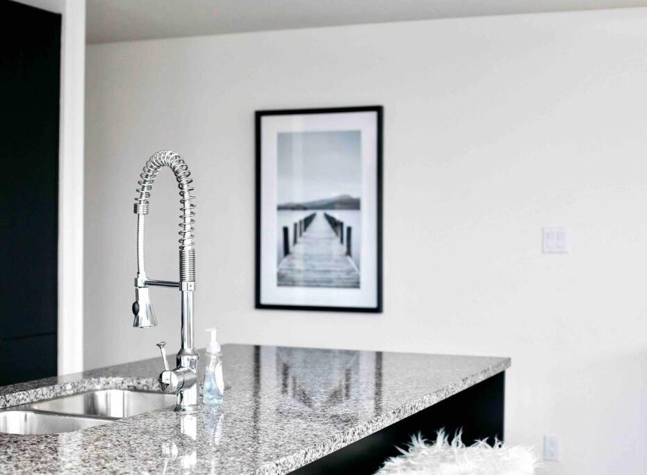 Victoria'S Best Location 2 Bedroom Luxe Condo ภายนอก รูปภาพ